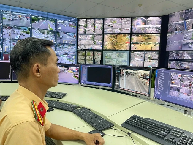 CSGT TPHCM số hóa giúp người dân dễ nộp phạt giao thông qua điện thọai CSGT TPHCM số hóa giúp người dân dễ nộp phạt giao thông qua điện thọai