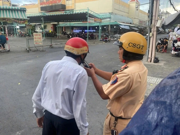 CSGT TPHCM tập trung đo nồng độ cồn ở nơi nhiều nhà hàng, quán ăn,... CSGT TPHCM tập trung đo nồng độ cồn ở nơi nhiều nhà hàng, quán ăn,...