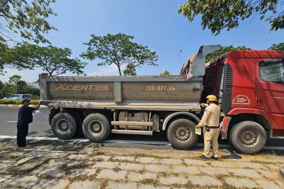 CSGT TP.HCM tổng kiểm tra xe tải tự đổ trên 15 tấn CSGT TP.HCM tổng kiểm tra xe tải tự đổ trên 15 tấn
