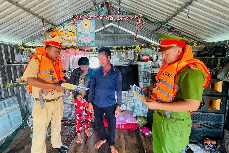 CSGT TPHCM vận động người dân tại hồ Dầu Tiếng giao nộp vũ khí thô sơ CSGT TPHCM vận động người dân tại hồ Dầu Tiếng giao nộp vũ khí thô sơ