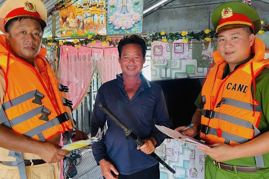 CSGT TPHCM vận động người dân tại hồ Dầu Tiếng giao nộp vũ khí thô sơ CSGT TPHCM vận động người dân tại hồ Dầu Tiếng giao nộp vũ khí thô sơ