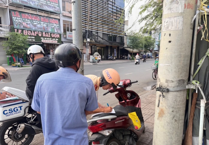 CSGT TPHCM xử phạt nhiều chủ xe máy do đi trên vỉa hè để "né" kẹt xe