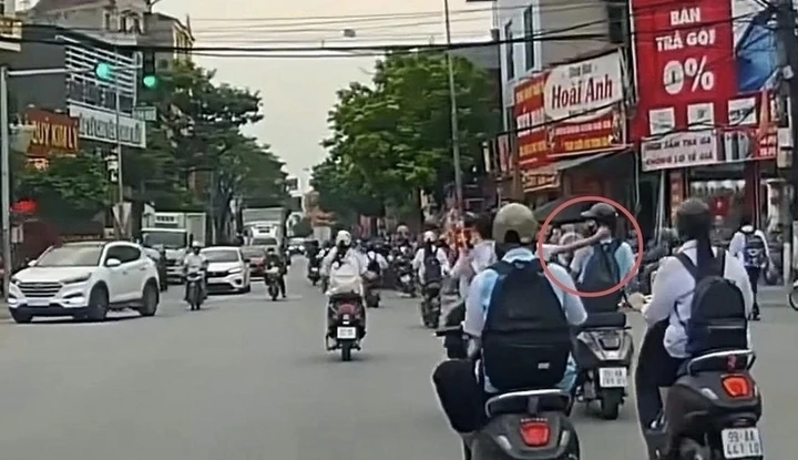 Cú giật tóc giữa phố và những trò đùa nguy hiểm có thể trả giá bằng tai nạn Cú giật tóc giữa phố và những trò đùa nguy hiểm có thể trả giá bằng tai nạn