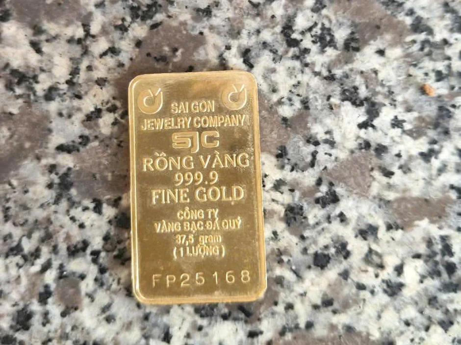 Cụ ông 79 tuổi mang thỏi vàng SJC lả bên đường ở rừng tràm Cụ ông 79 tuổi mang thỏi vàng SJC lả bên đường ở rừng tràm