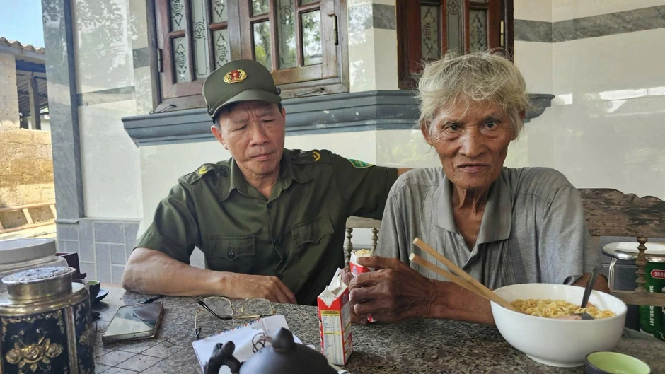 Cụ ông 79 tuổi mang thỏi vàng SJC lả bên đường ở rừng tràm Cụ ông 79 tuổi mang thỏi vàng SJC lả bên đường ở rừng tràm