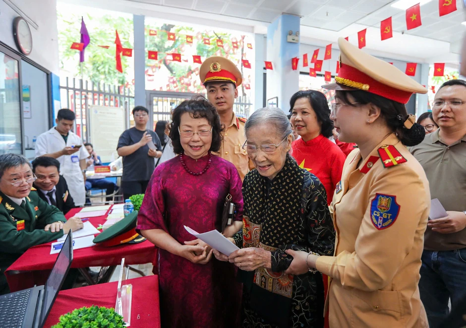 Cử tri 101 tuổi ở Hà Nội trực tiếp đi bầu cử Cử tri 101 tuổi ở Hà Nội trực tiếp đi bầu cử