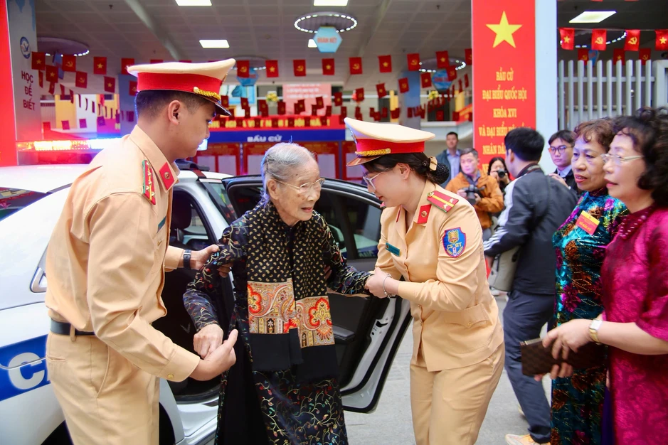 Cử tri 101 tuổi ở Hà Nội trực tiếp đi bầu cử Cử tri 101 tuổi ở Hà Nội trực tiếp đi bầu cử