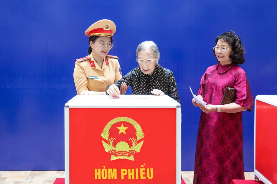 Cử tri 101 tuổi ở Hà Nội trực tiếp đi bầu cử Cử tri 101 tuổi ở Hà Nội trực tiếp đi bầu cử