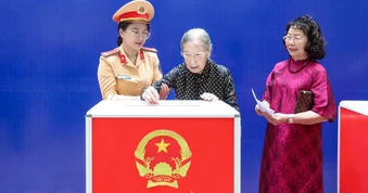 Cử tri 101 tuổi ở Hà Nội trực tiếp đi bầu cử
