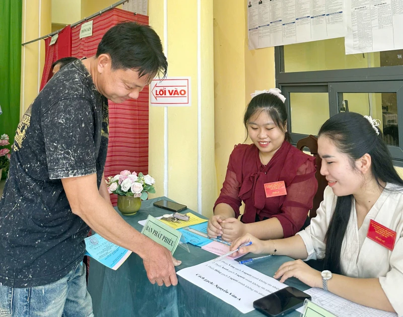 Cử tri đặc khu Thổ Châu nô nức đi bỏ phiếu bầu cử sớm Cử tri đặc khu Thổ Châu nô nức đi bỏ phiếu bầu cử sớm
