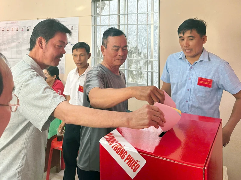 Cử tri đặc khu Thổ Châu nô nức đi bỏ phiếu bầu cử sớm Cử tri đặc khu Thổ Châu nô nức đi bỏ phiếu bầu cử sớm