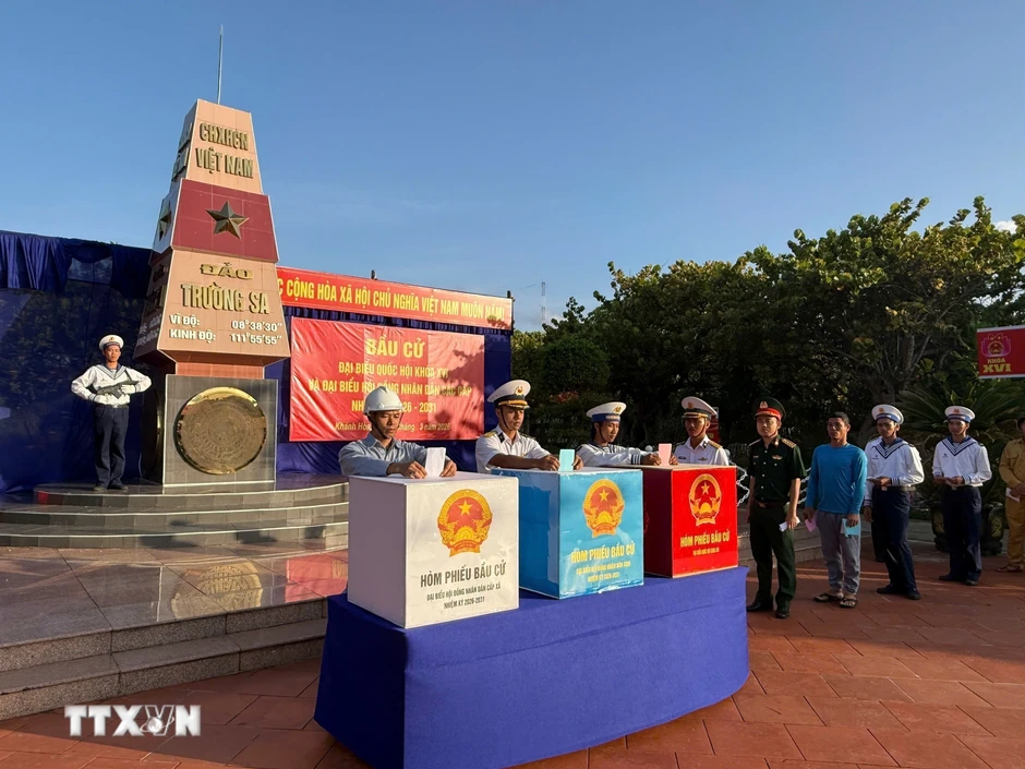 Cử tri đặc khu Trường Sa hòa chung ngày hội bầu cử của cả nước Cử tri đặc khu Trường Sa hòa chung ngày hội bầu cử của cả nước