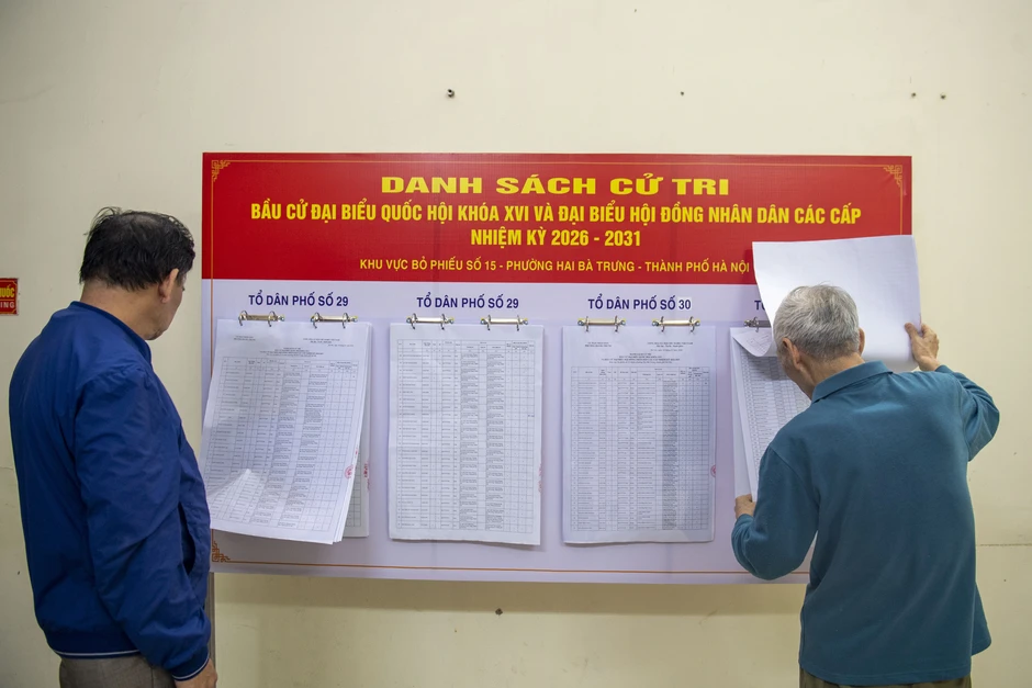 Cử tri phải xếp hàng lần lượt để thực hiện việc bỏ phiếu Cử tri phải xếp hàng lần lượt để thực hiện việc bỏ phiếu