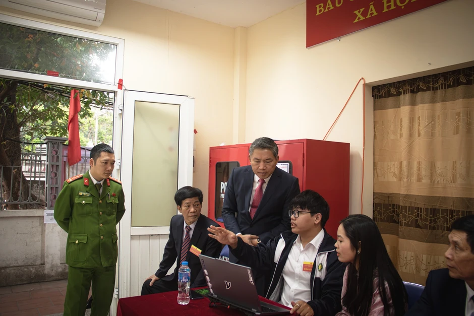 Cử tri xóm ngụ cư 'độc nhất vô nhị' ở bãi giữa sông Hồng đi bầu cử Cử tri xóm ngụ cư 'độc nhất vô nhị' ở bãi giữa sông Hồng đi bầu cử