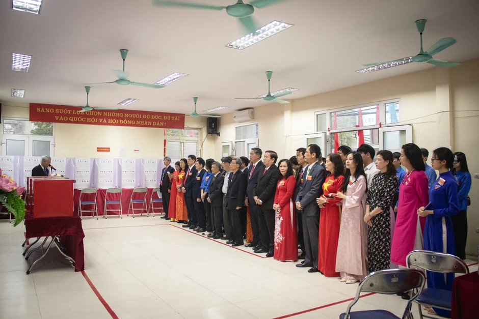 Cử tri xóm ngụ cư 'độc nhất vô nhị' ở bãi giữa sông Hồng đi bầu cử Cử tri xóm ngụ cư 'độc nhất vô nhị' ở bãi giữa sông Hồng đi bầu cử