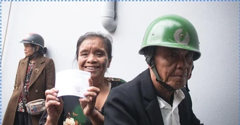 Cử tri xóm ngụ cư 'độc nhất vô nhị' ở bãi giữa sông Hồng đi bầu cử