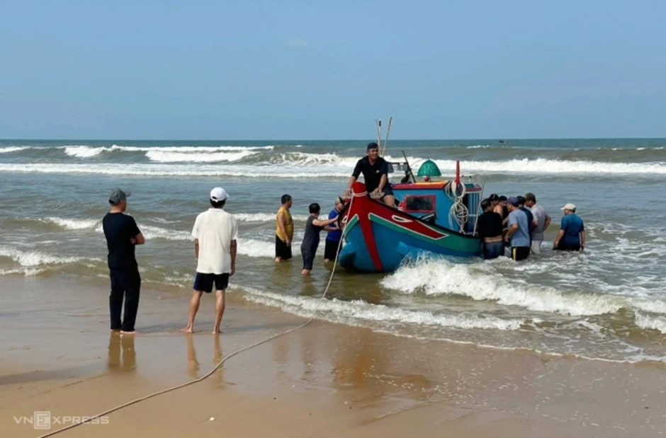 Cửa biển ở Quảng Trị bị bồi lấp, hàng loạt tàu cá mắc cạn Cửa biển ở Quảng Trị bị bồi lấp, hàng loạt tàu cá mắc cạn