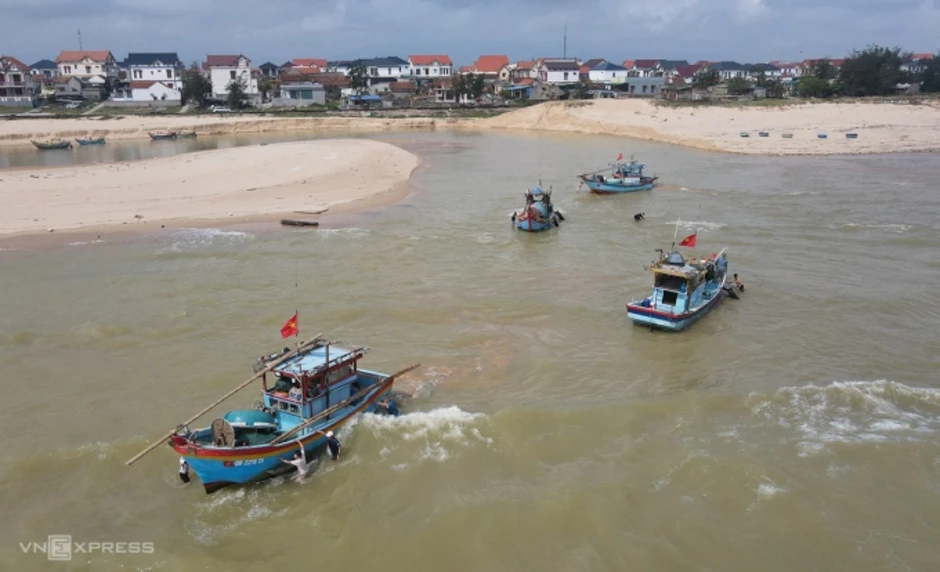 Cửa biển ở Quảng Trị bị bồi lấp, hàng loạt tàu cá mắc cạn Cửa biển ở Quảng Trị bị bồi lấp, hàng loạt tàu cá mắc cạn