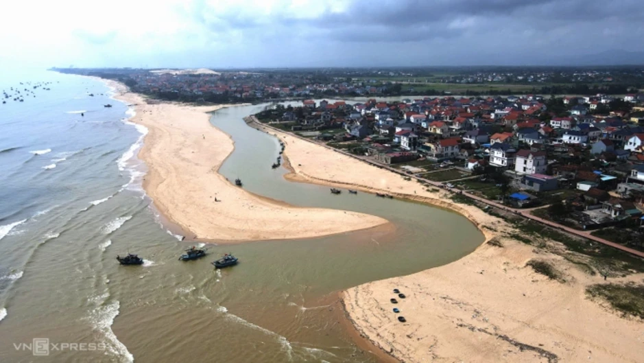 Cửa biển ở Quảng Trị bị bồi lấp, hàng loạt tàu cá mắc cạn Cửa biển ở Quảng Trị bị bồi lấp, hàng loạt tàu cá mắc cạn