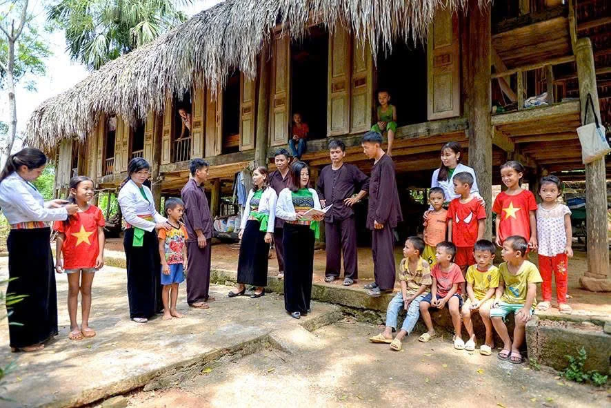 Cửa vóong nhà sàn Mường: Những quy ước xưa gửi lại hôm nay Cửa vóong nhà sàn Mường: Những quy ước xưa gửi lại hôm nay