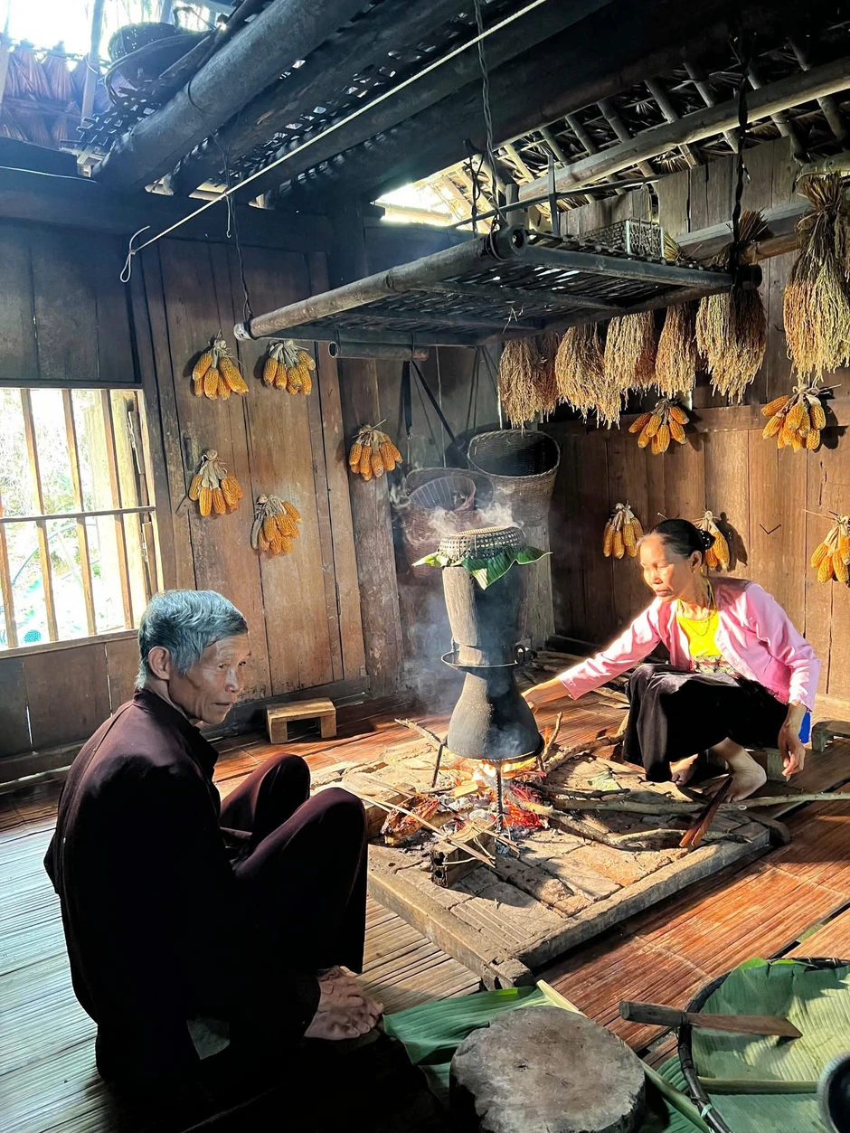 Cửa vóong nhà sàn Mường: Những quy ước xưa gửi lại hôm nay Cửa vóong nhà sàn Mường: Những quy ước xưa gửi lại hôm nay