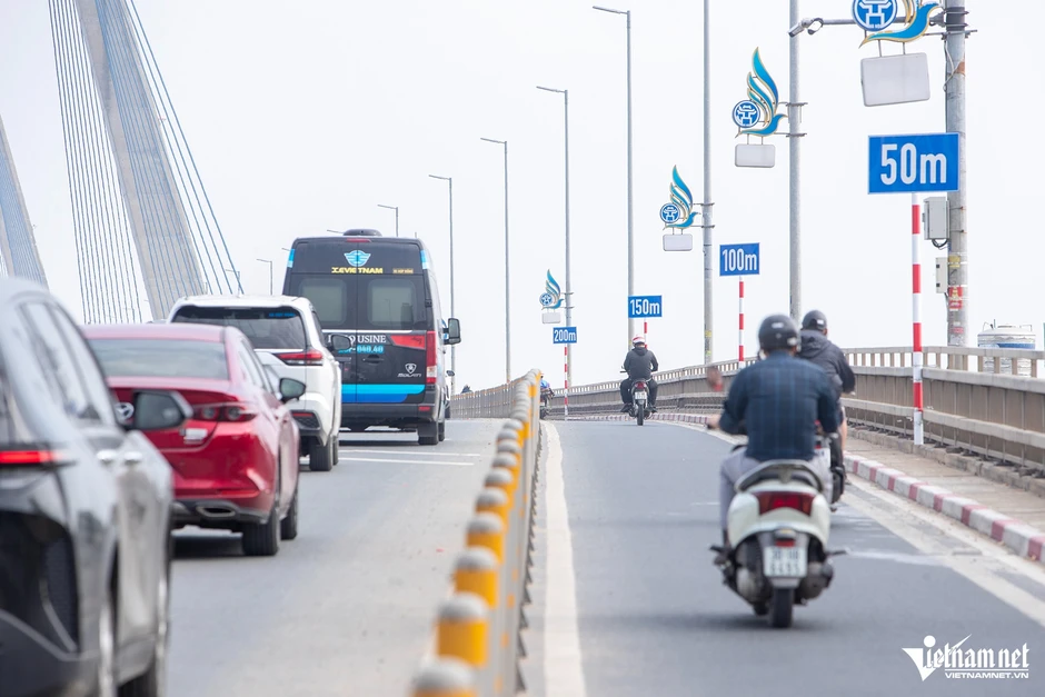 Cục CSGT: Biển báo, vạch khoảng cách trên cầu Nhật Tân chủ yếu để tuyên truyền Cục CSGT: Biển báo, vạch khoảng cách trên cầu Nhật Tân chủ yếu để tuyên truyền