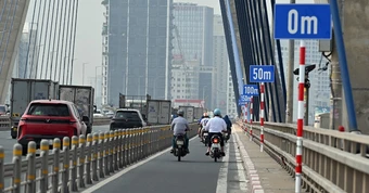 Cục CSGT: Biển báo, vạch khoảng cách trên cầu Nhật Tân chủ yếu để tuyên truyền