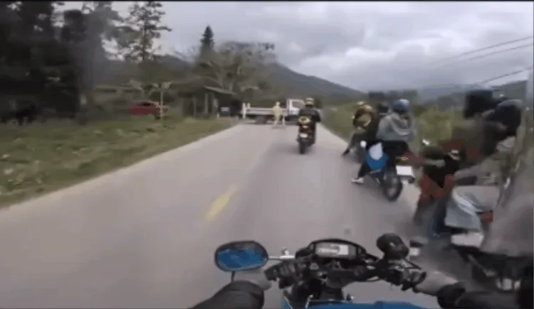 Cục CSGT lên tiếng về clip "CSGT dùng ô tô công vụ chắn ngang đường" Cục CSGT lên tiếng về clip "CSGT dùng ô tô công vụ chắn ngang đường"