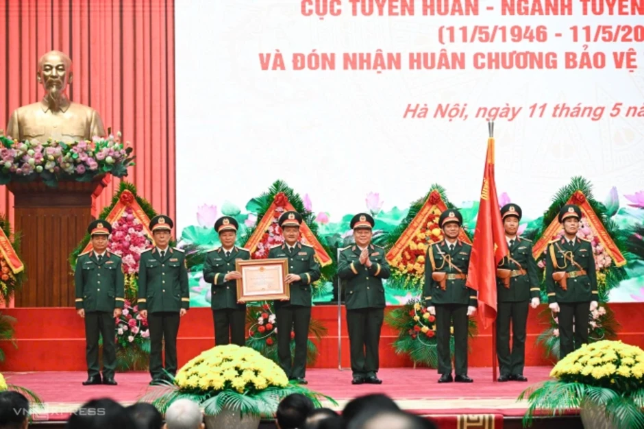 Cục Tuyên huấn nhận Huân chương Bảo vệ Tổ quốc hạng Nhất Cục Tuyên huấn nhận Huân chương Bảo vệ Tổ quốc hạng Nhất