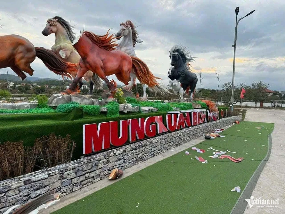 Cụm linh vật 'Mã đáo thành công' ở Quảng Trị bị kẻ xấu chặt phá Cụm linh vật 'Mã đáo thành công' ở Quảng Trị bị kẻ xấu chặt phá