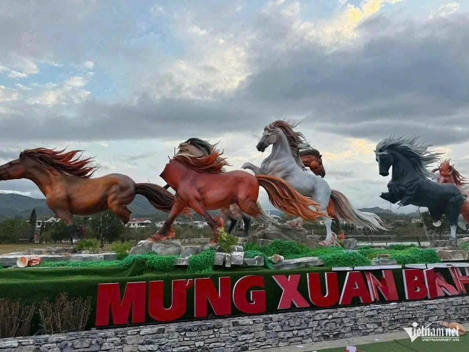 Cụm linh vật 'Mã đáo thành công' ở Quảng Trị bị kẻ xấu chặt phá Cụm linh vật 'Mã đáo thành công' ở Quảng Trị bị kẻ xấu chặt phá