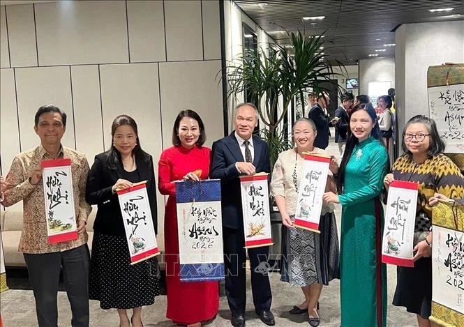 Củng cố tình hữu nghị giữa nhân dân các nước ASEAN Củng cố tình hữu nghị giữa nhân dân các nước ASEAN