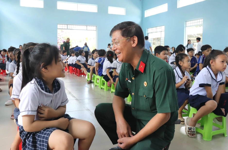 'Cùng em vui đến trường' tiếp sức học sinh khó khăn vùng biên 'Cùng em vui đến trường' tiếp sức học sinh khó khăn vùng biên