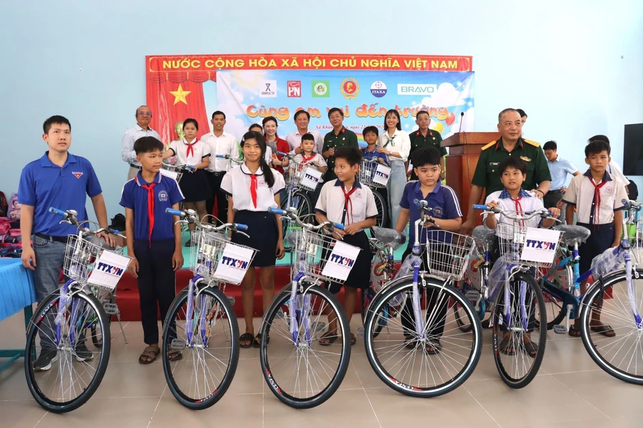 'Cùng em vui đến trường' tiếp sức học sinh khó khăn vùng biên 'Cùng em vui đến trường' tiếp sức học sinh khó khăn vùng biên