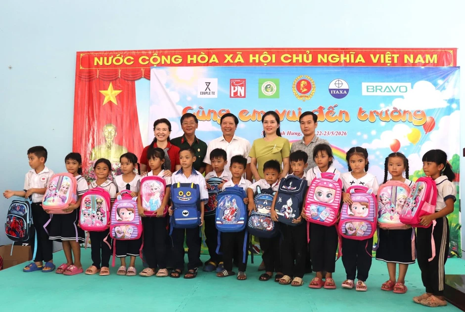 'Cùng em vui đến trường' tiếp sức học sinh khó khăn vùng biên 'Cùng em vui đến trường' tiếp sức học sinh khó khăn vùng biên