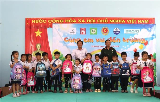 'Cùng em vui đến trường' tiếp sức học sinh khó khăn vùng biên 'Cùng em vui đến trường' tiếp sức học sinh khó khăn vùng biên