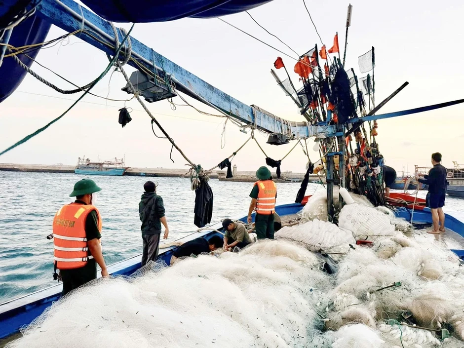 Cuộc điều phối thần tốc cứu 16 ngư dân trên 2 tàu cá trôi dạt gần đảo Phú Quý Cuộc điều phối thần tốc cứu 16 ngư dân trên 2 tàu cá trôi dạt gần đảo Phú Quý