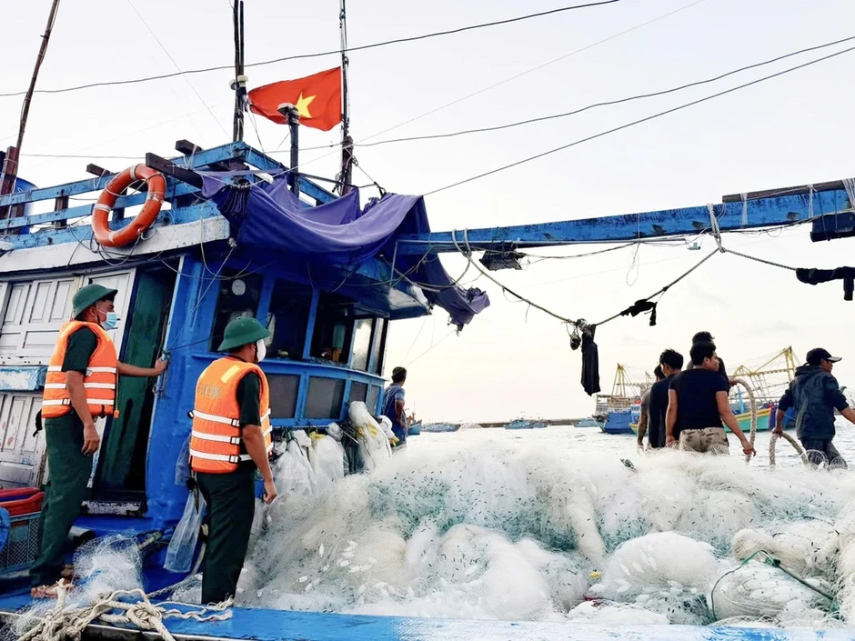 Cuộc điều phối thần tốc cứu 16 ngư dân trên 2 tàu cá trôi dạt gần đảo Phú Quý Cuộc điều phối thần tốc cứu 16 ngư dân trên 2 tàu cá trôi dạt gần đảo Phú Quý