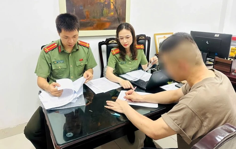 Cuộc thi “Hoa khôi” ở Hà Nội phải dừng khẩn cấp sau khi công an kiểm tra Cuộc thi “Hoa khôi” ở Hà Nội phải dừng khẩn cấp sau khi công an kiểm tra