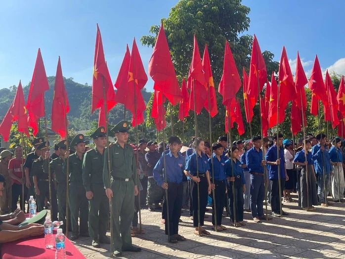 CUỘC THI VIẾT VỀ CHỦ QUYỀN QUỐC GIA: Sắc đỏ giữa đại ngàn CUỘC THI VIẾT VỀ CHỦ QUYỀN QUỐC GIA: Sắc đỏ giữa đại ngàn