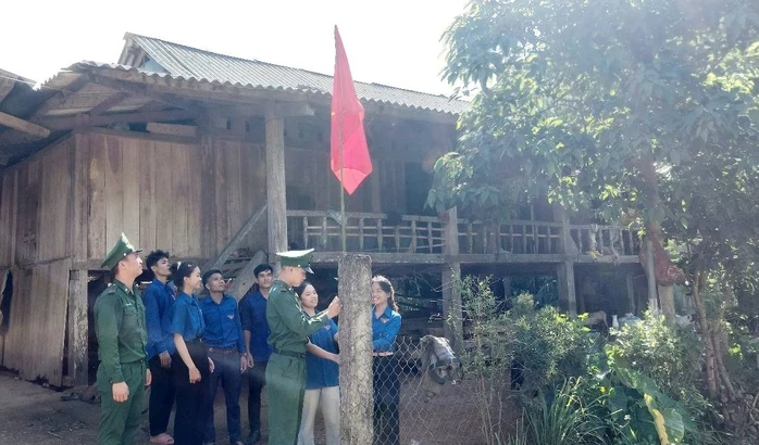 CUỘC THI VIẾT VỀ CHỦ QUYỀN QUỐC GIA: Sắc đỏ giữa đại ngàn CUỘC THI VIẾT VỀ CHỦ QUYỀN QUỐC GIA: Sắc đỏ giữa đại ngàn