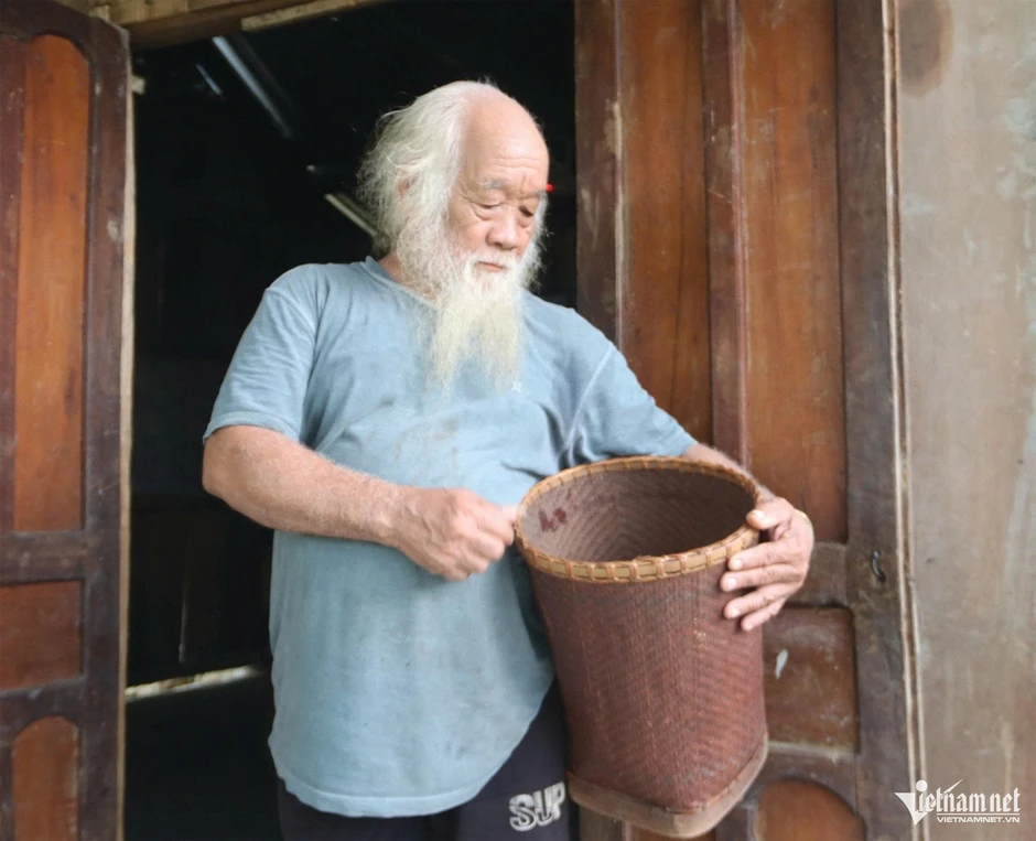 Cuốn sổ cũ và tâm nguyện giữ hồn văn hóa Ca Dong