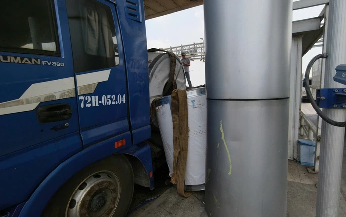 Cuộn thép lớn rơi đè cabin trạm thu phí ở TPHCM Cuộn thép lớn rơi đè cabin trạm thu phí ở TPHCM
