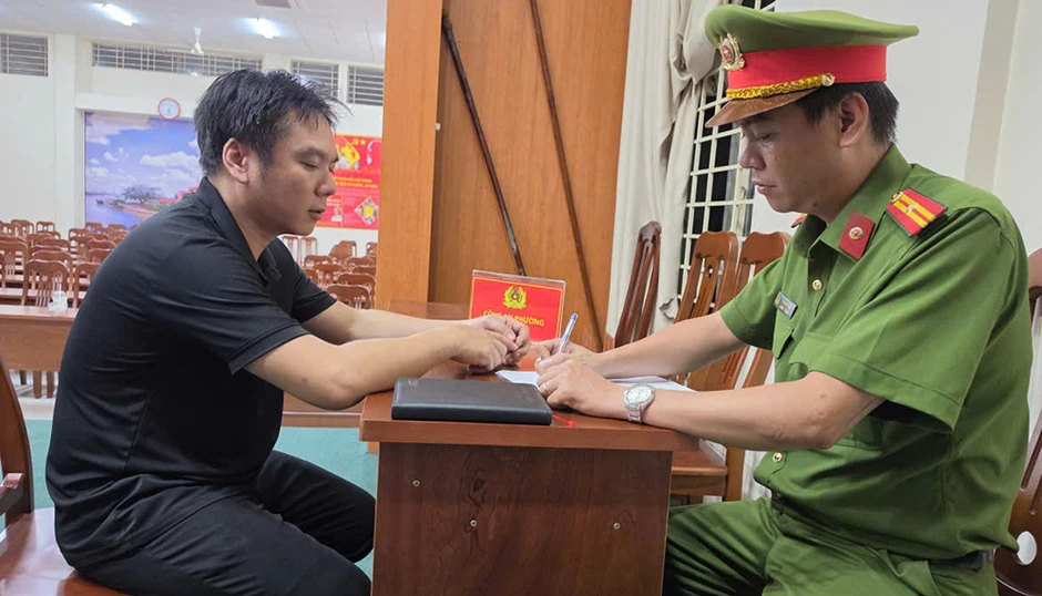 Cướp giật rồi 'nhờ nộp hộ' tang vật, đối tượng vẫn bị bắt nóng Cướp giật rồi 'nhờ nộp hộ' tang vật, đối tượng vẫn bị bắt nóng