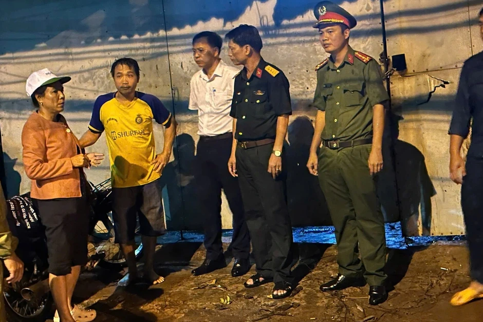 Cứu 3 người phụ nữ bị nước cuốn trôi trong cơn mưa ở Đồng Nai Cứu 3 người phụ nữ bị nước cuốn trôi trong cơn mưa ở Đồng Nai