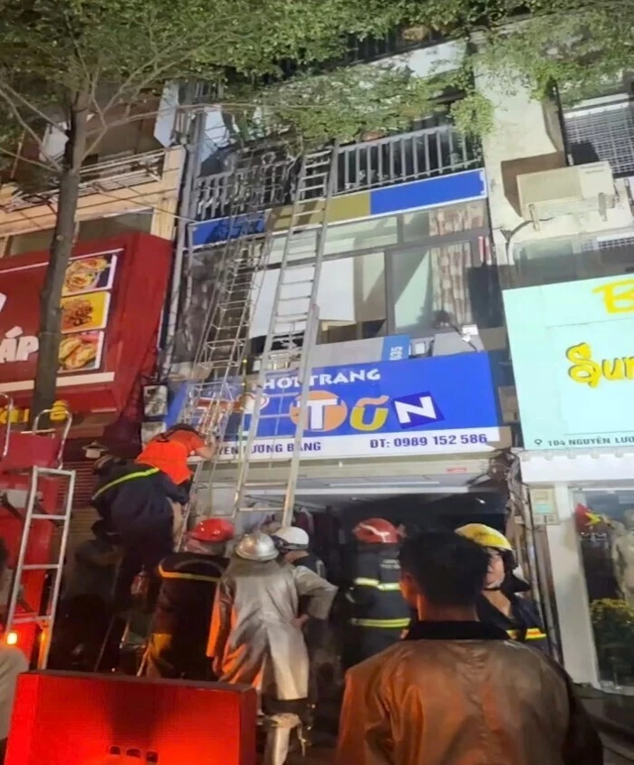 Cứu 4 người khỏi đám cháy cửa hàng thời trang ở Hà Nội Cứu 4 người khỏi đám cháy cửa hàng thời trang ở Hà Nội