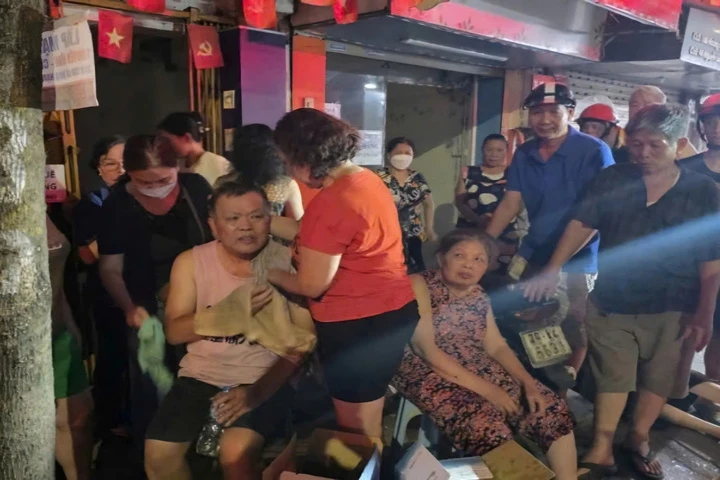 Cứu 4 người khỏi đám cháy cửa hàng thời trang ở Hà Nội Cứu 4 người khỏi đám cháy cửa hàng thời trang ở Hà Nội