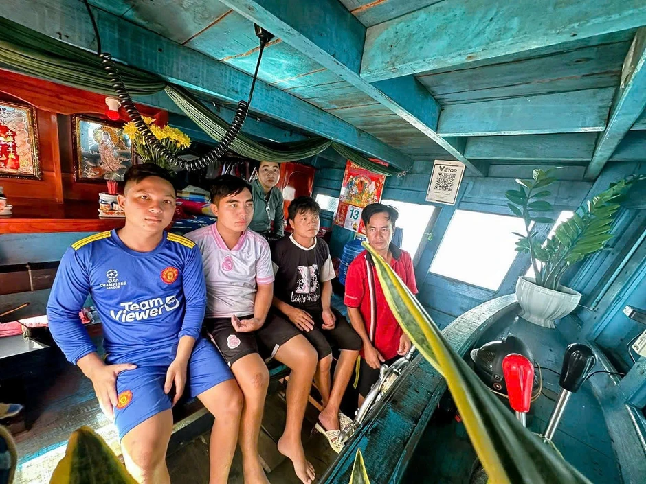Cứu 5 thuyền viên tàu cá gặp nạn trên biển Cứu 5 thuyền viên tàu cá gặp nạn trên biển