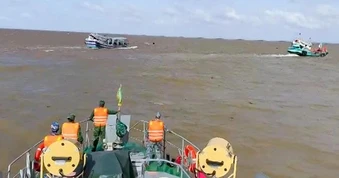 Cứu 5 thuyền viên tàu cá gặp nạn trên biển