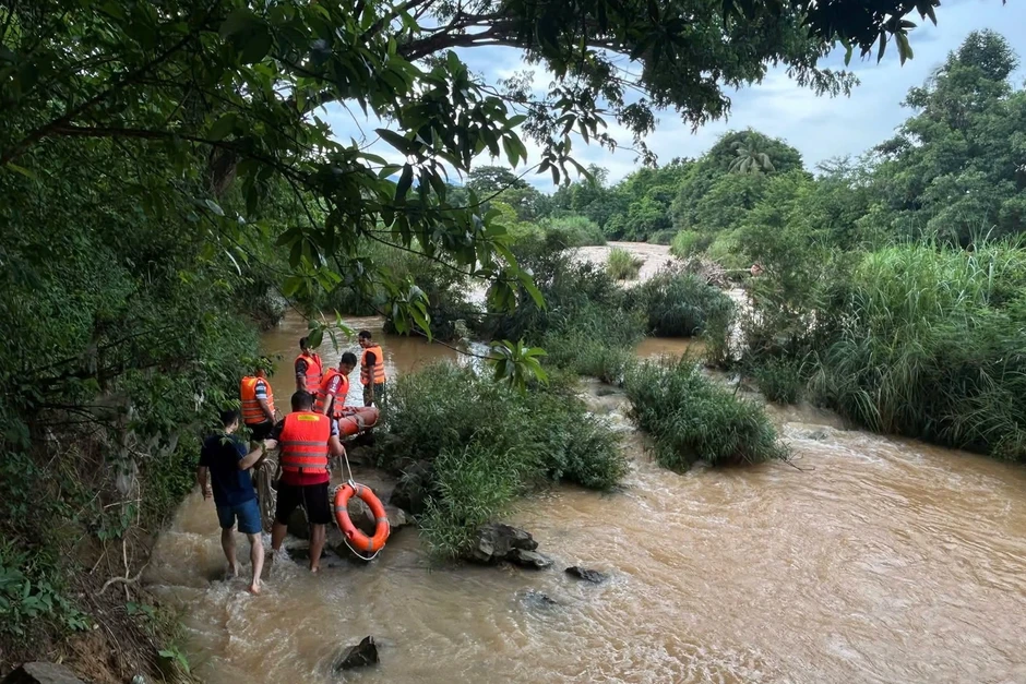 Cứu bé gái 11 tuổi mắc kẹt giữa dòng sông ở Khánh Hòa Cứu bé gái 11 tuổi mắc kẹt giữa dòng sông ở Khánh Hòa